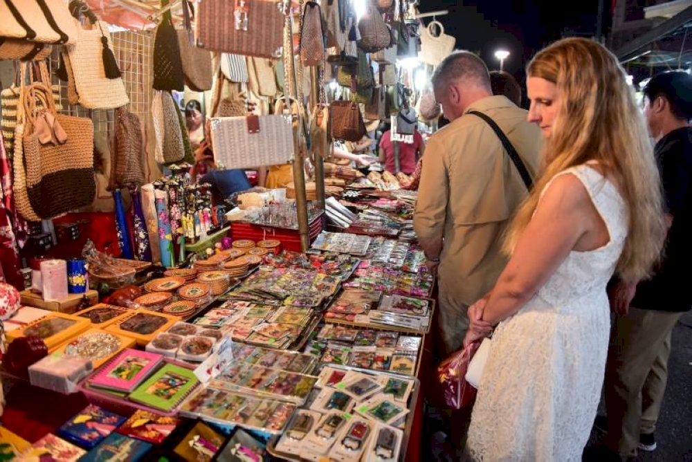 ハノイの夜市で買い物を楽しむ西洋人観光客